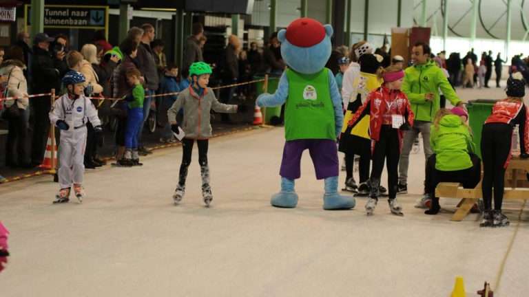 Twentse schaatsverenigingen werken samen met één doel: meer kinderen op het ijs