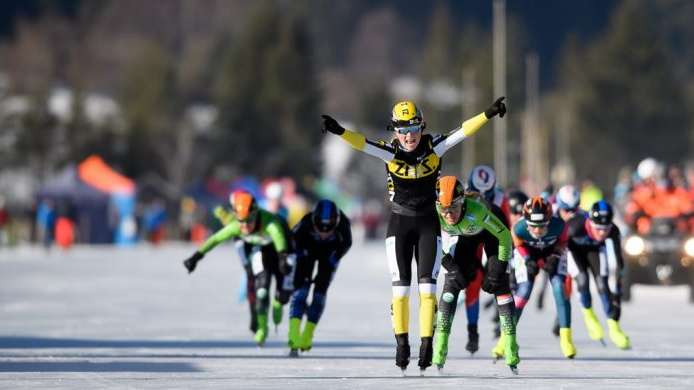 Rode kaart Marijke Groenewoud, Manon Kamminga winnares KPN Grand Prix 1 op de Weissensee