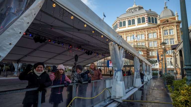 IJSTIJD! begonnen met eerste ijsbaan bij het Kurhaus