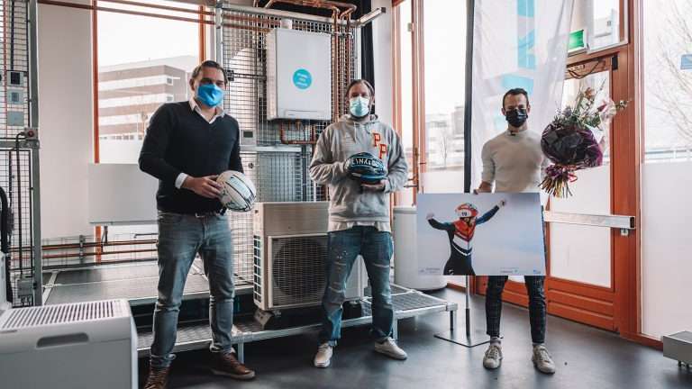 Itzhak de Laat verrast hoofdsponsors KNSB met custom helm