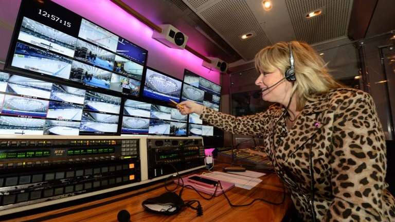 Astrid Wisman van media partner NOS voorziet schaatsfans van beelden
