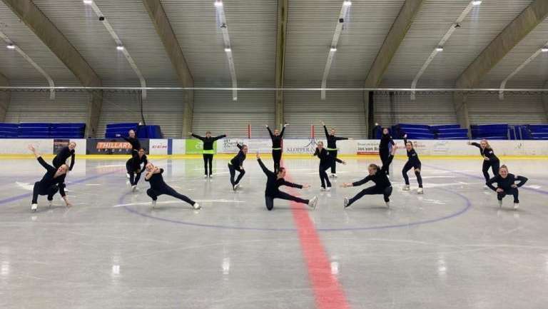 Synchroonschaatsen in coronatijd: 'Net magneten die je uit elkaar moet halen'