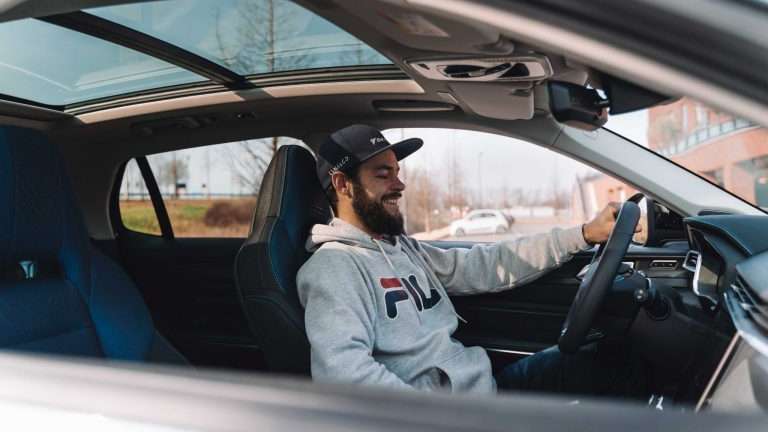 Nederlandse shorttrackers ontvangen eerste Lynk &amp; Co-auto's