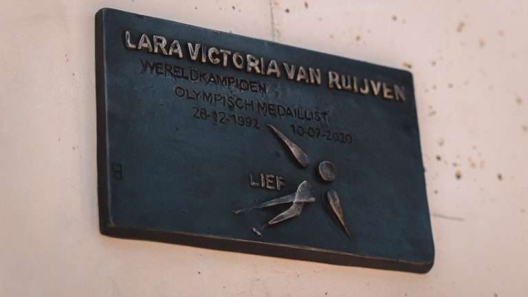 Shorttrackers eren Lara van Ruijven met plaquette in Font-Romeu
