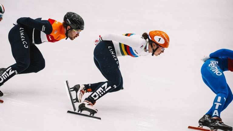 Wereldkampioene shorttrack Suzanne Schulting verrast met regenboogschaatspak