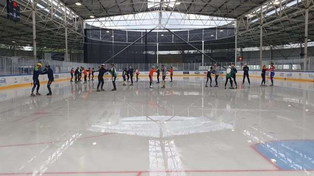 Coaches van vijf clubs doen kennis op en delen ervaringen bij gezamenlijke seizoenstart