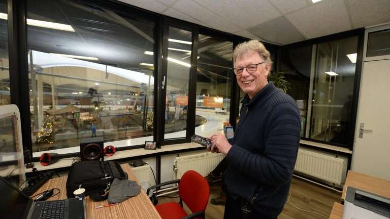 Een enorme schaatspuzzel leggen voor de jeugd met enthousiaste ouders