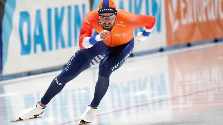 Kjeld Nuis en Lindsay van Zundert dragen de vlag tijdens openingsceremonie Beijing