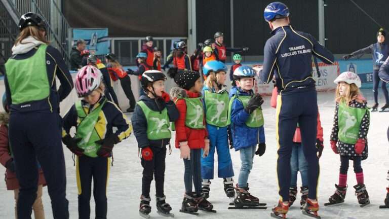 ‘Mooi om mijn passie te delen en kinderen schaatsen te leren’