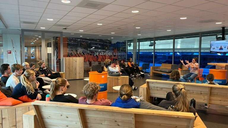 Ireen Wüst praat met shorttrackers van de toekomst over topsportleven