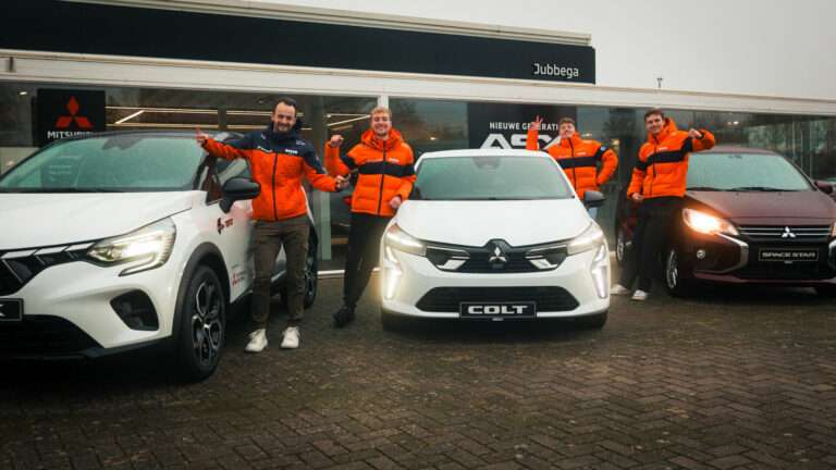 Eerste auto’s van Mitsubishi Motors uitgereikt aan shorttrackers KNSB