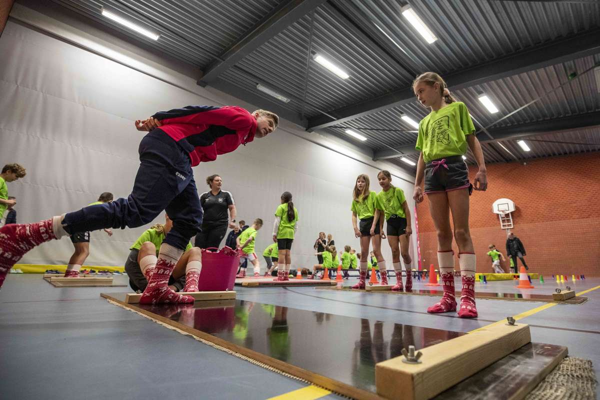 Marathonschaatser Harm Visser in schaatsclinic met basisschoolleerlingen van Het Slingertouw