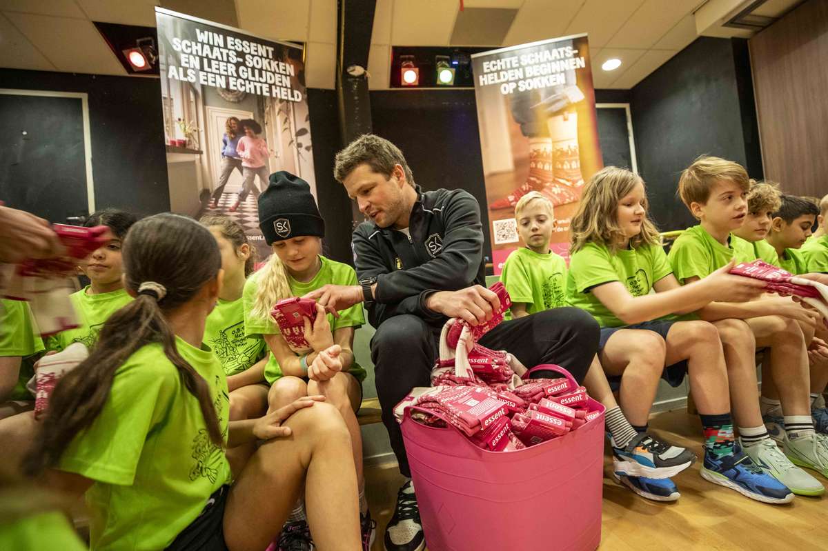 Sven Kramer tussen groep 6 leerlingen van basisschool Het Slingertouw