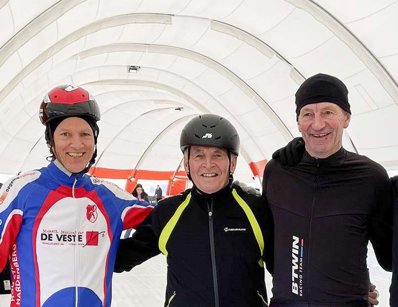 Bart Jonkers (l) met Drentse schaatshelden Jan Bols (m) en Piet Kleine op bezoek bij de tunnelijsbaan in Rotterdam.