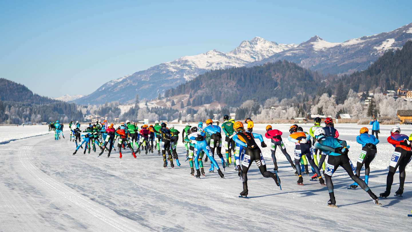 Een voorbijrazend peloton op de Weissensee