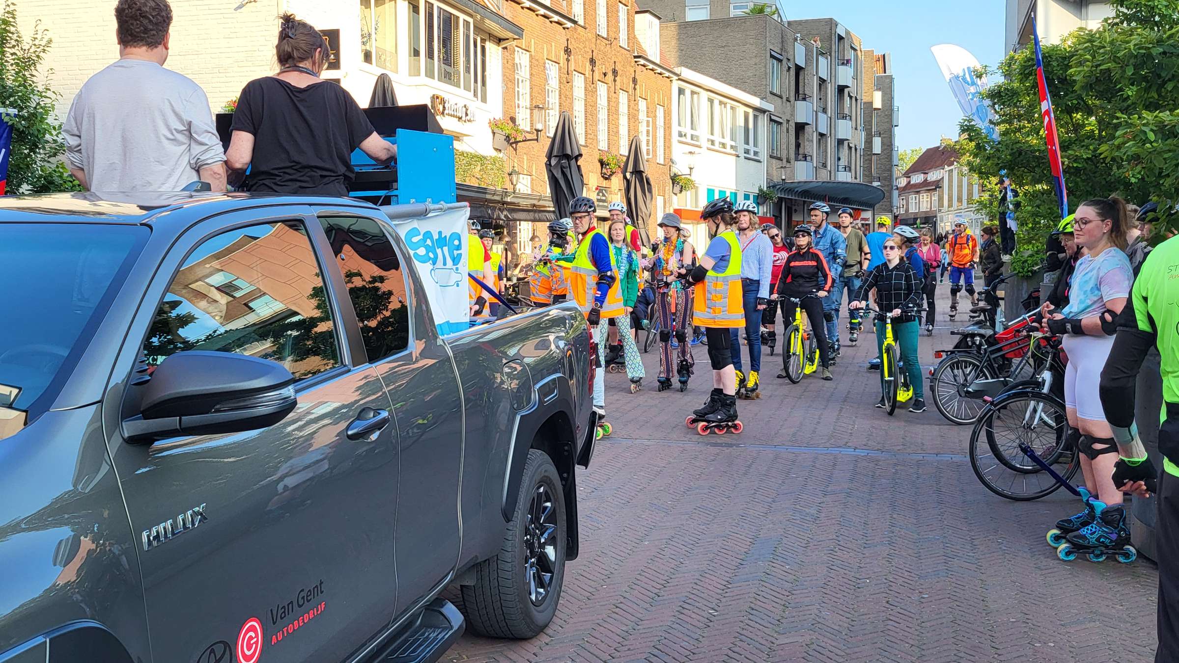 FNS Amersfoort Peloton en blokkers stellen zich op achter de dj