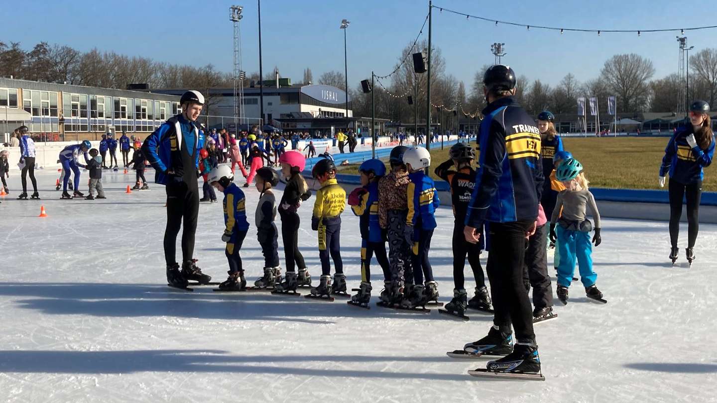 Jeugdleden HardGaatIe op Jaap Eden-baan in Amsterdam