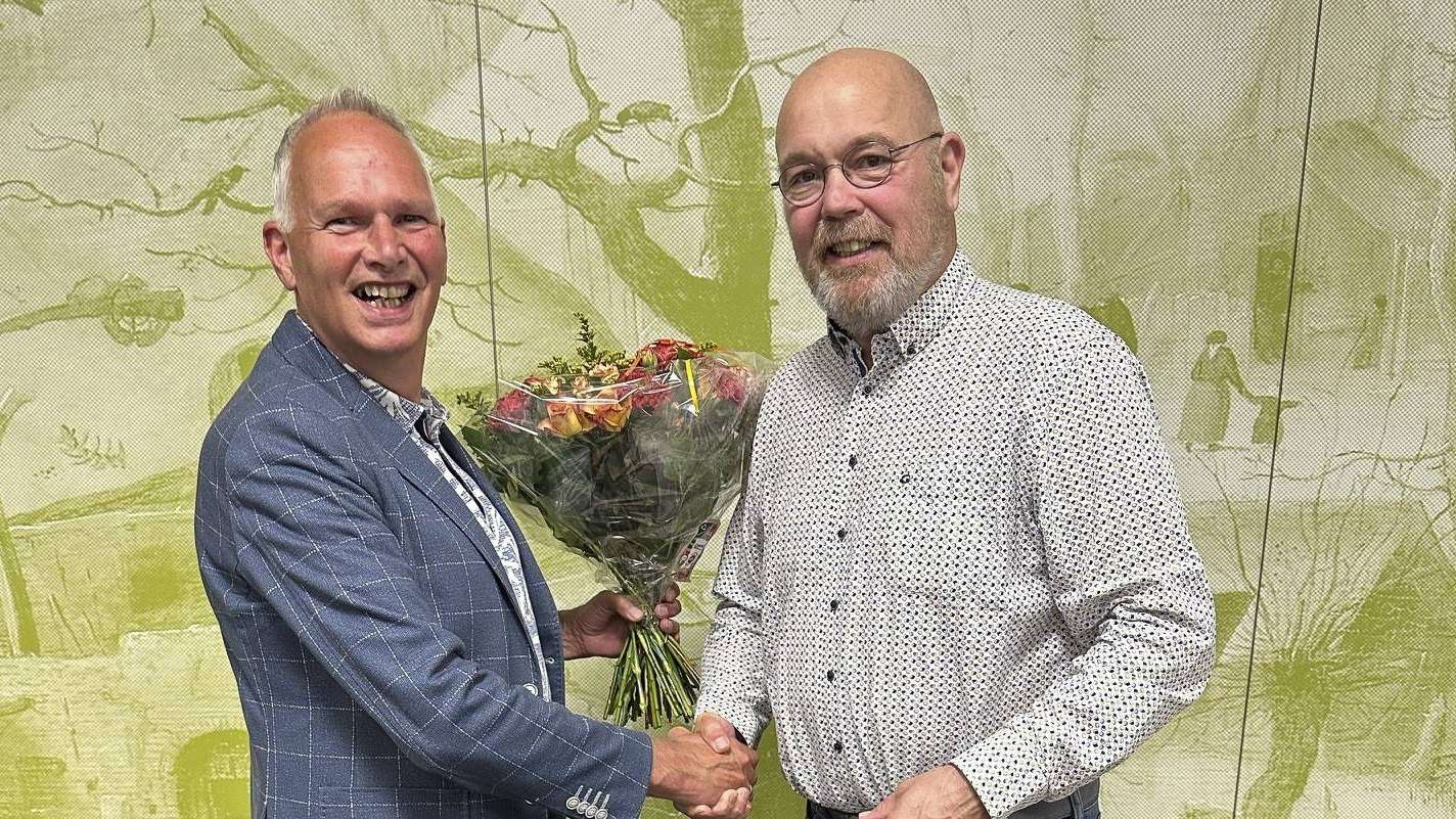 Leen_krijgt_bloemen_van_Sieme_Ko.3a9cec9d.fill-2040x1080