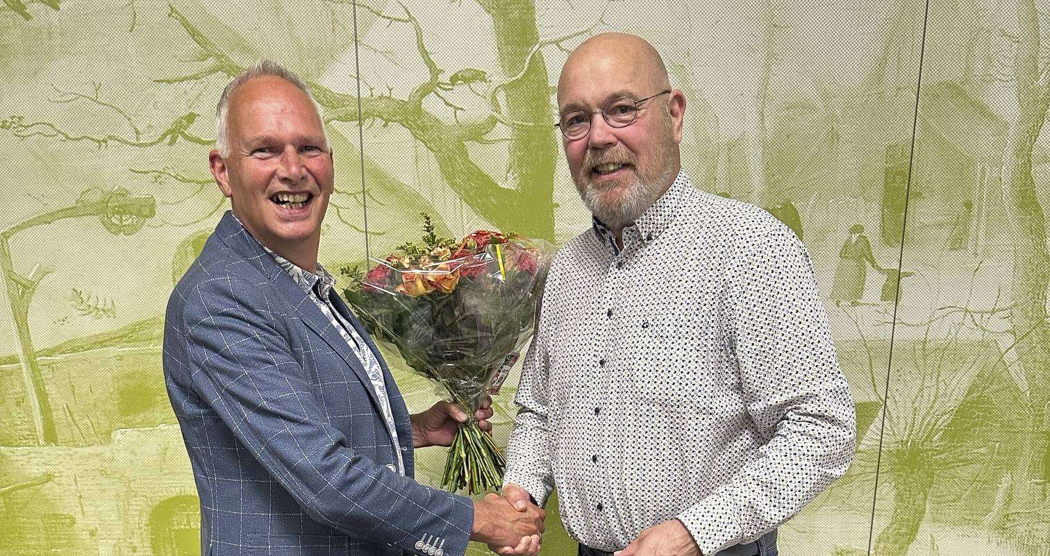 Leen_krijgt_bloemen_van_Sieme_Ko.3a9cec9d.fill-2040x1080