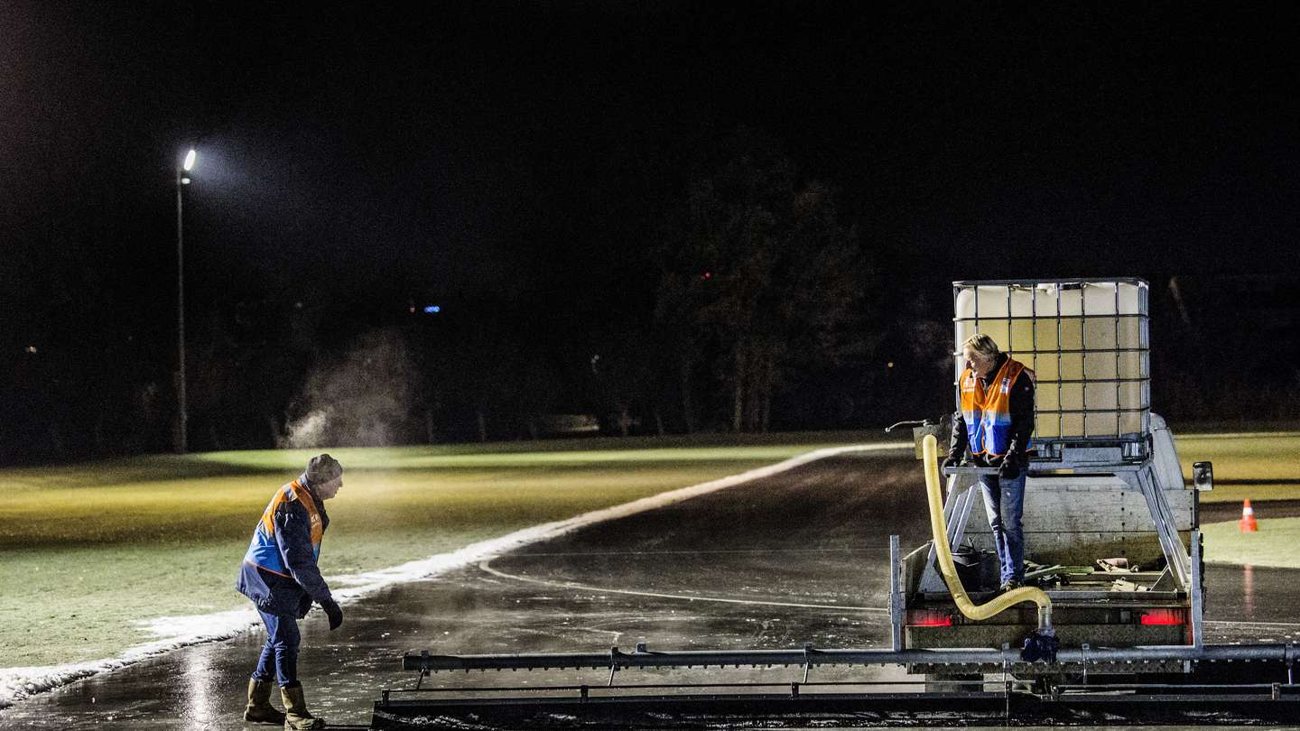 Natuurijsmeesters aan het werk op Natuurijsbaan Warmond - baan sproeien 1