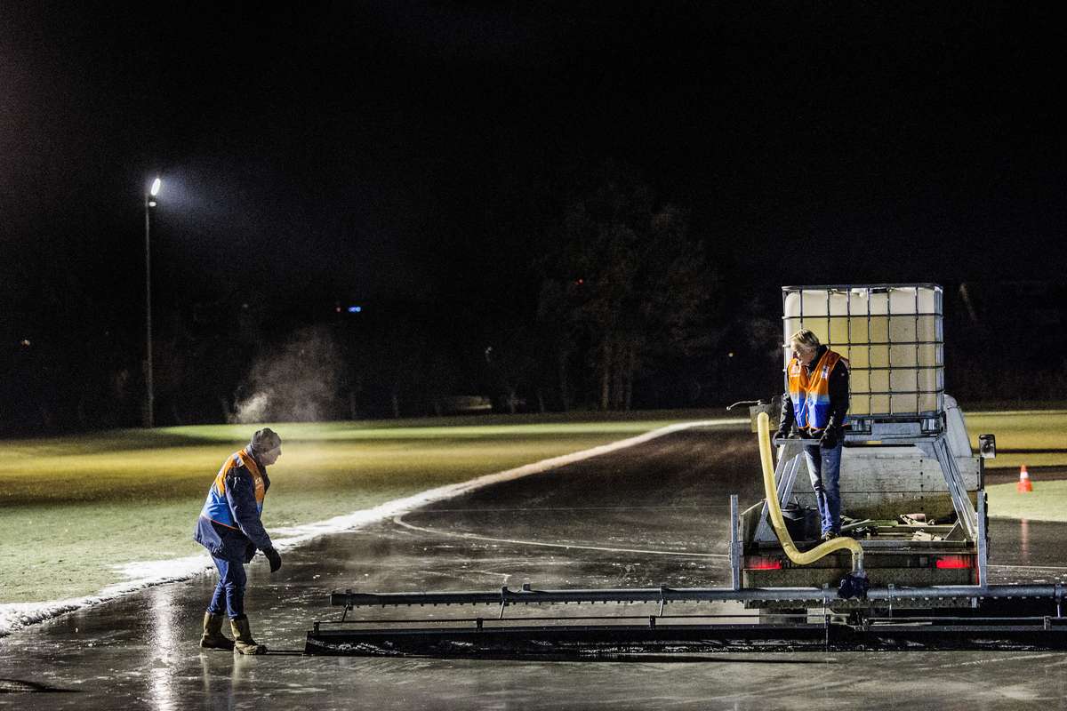 Natuurijsmeesters aan het werk op Natuurijsbaan Warmond - baan sproeien 1