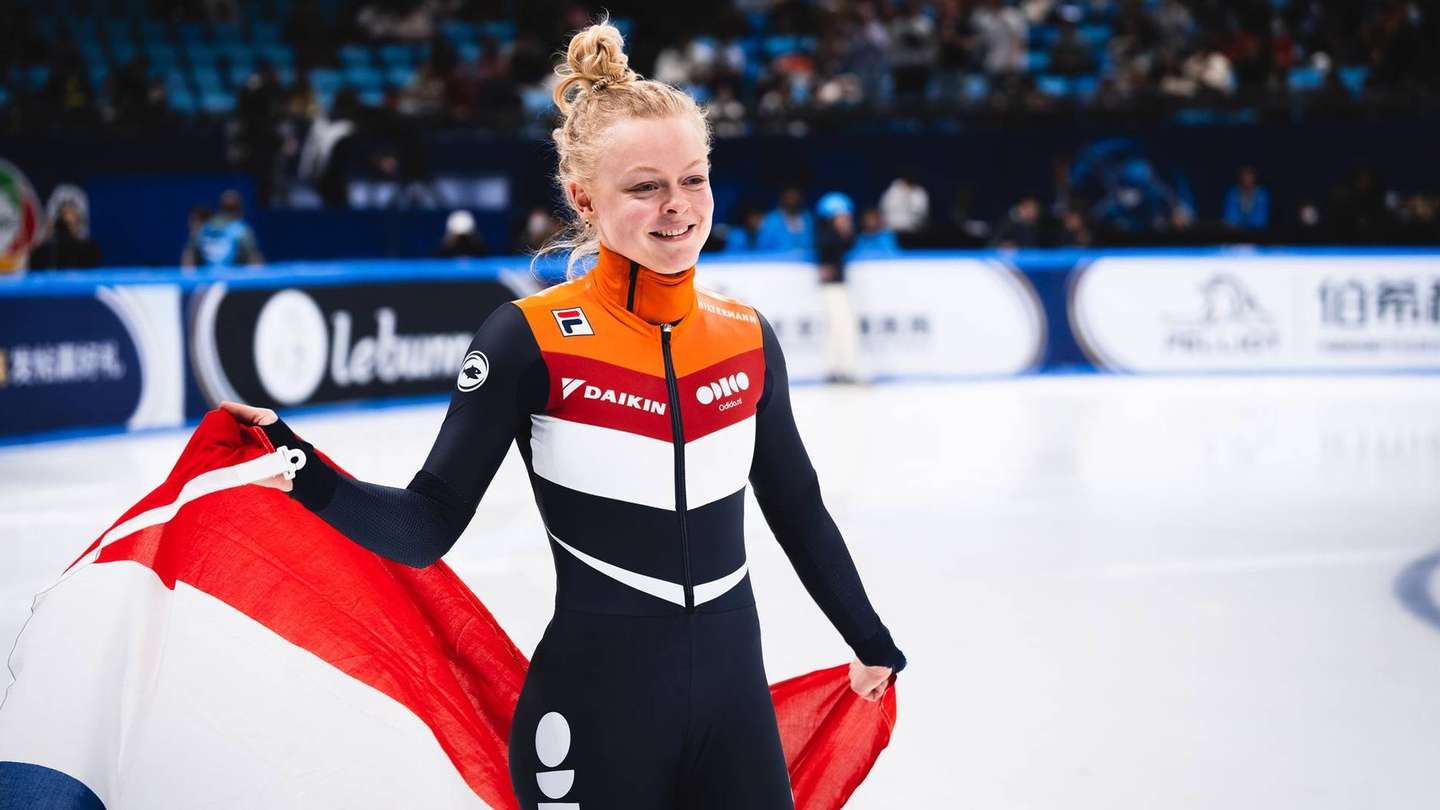 Xandra_Velzeboer_met_vlag_na_500.2e16d0ba.fill-2040x1080