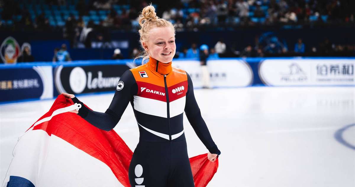 Xandra_Velzeboer_met_vlag_na_500.2e16d0ba.fill-2040x1080