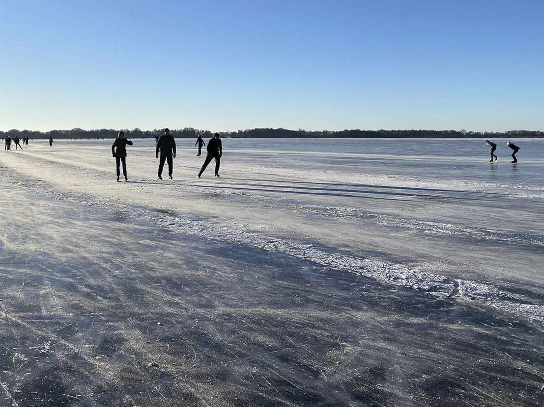 Schaatsers op het Nannewiid