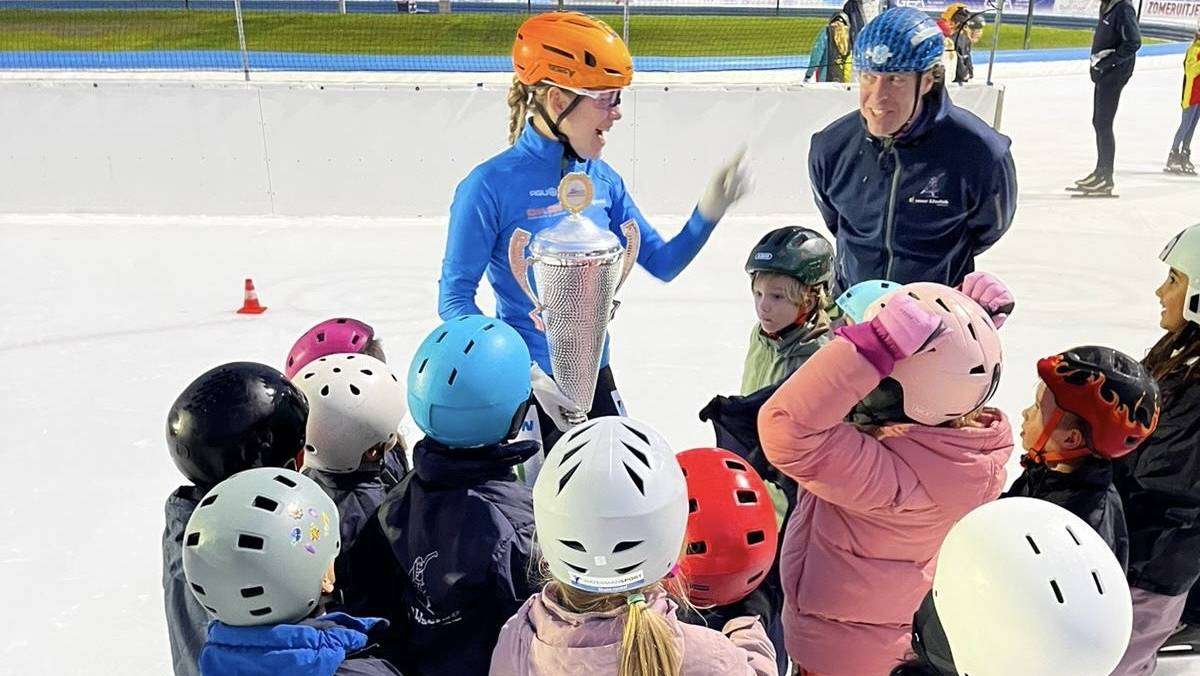 De jeugd is een en al oor wanneer Tessa Snoek over haar zege in de Alternatieve Elfstedentocht begint te vertellen